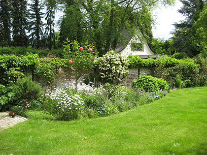 Wunderschöner Garten mit Rasen.